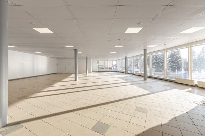 Sludinājumi. Tirdzniecības telpas T/C Arēna, Aizkrauklē.  Iznomā tirdzniecības zāli un noliktavu 2.stāvā. Cena: 600 EUR/mēn Foto #3