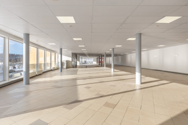 Sludinājumi. Tirdzniecības telpas T/C Arēna, Aizkrauklē.  Iznomā tirdzniecības zāli un noliktavu 2.stāvā. Cena: 600 EUR/mēn Foto #4