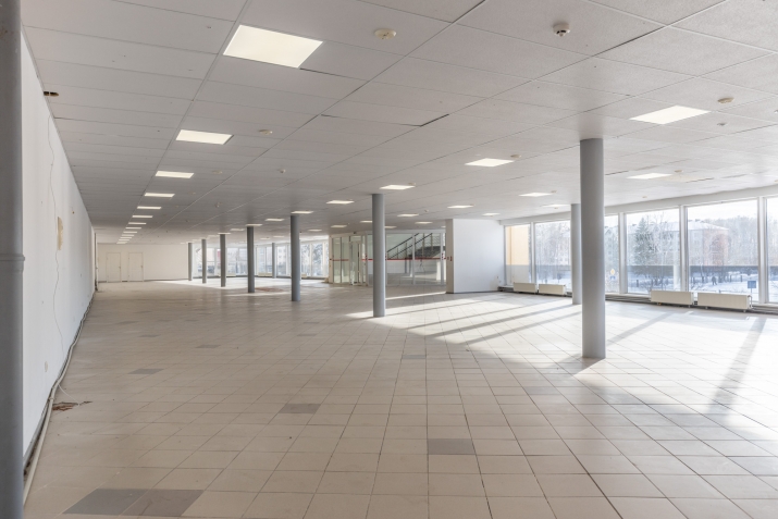 Sludinājumi. Tirdzniecības telpas T/C Arēna, Aizkrauklē.  Iznomā tirdzniecības zāli un noliktavu 2.stāvā. Cena: 600 EUR/mēn Foto #5