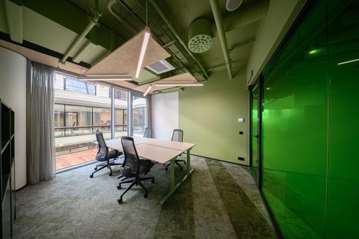 Объявление. Арендуйте офис в коворкинге в Галерии Рига!  Без первоначальных вложений  полностью оборудован и Цена: 1400 EUR/мес. Foto #1