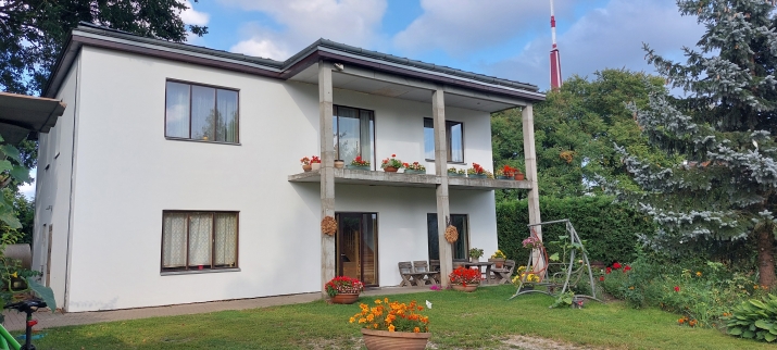 Sludinājumi. Pārdodu māju Lucavsalā  pie Daugavas, klusā un zaļā vidē Moderna, energoefektīva māja nodošanas Cena: 410000 EUR Foto #1