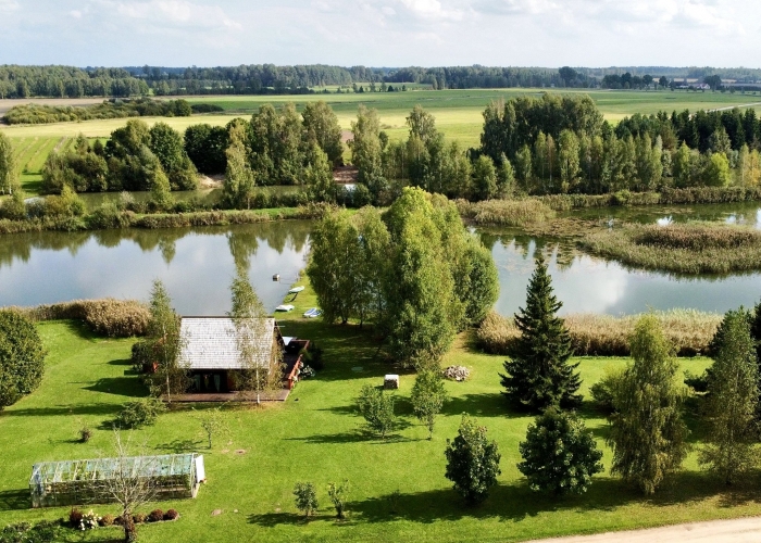 Sludinājumi. Pārdod izcilu lauku īpašumu ar viesu mājiņu tikai 7 km attālumā no mīlētākās pilsētas Latvijā - Cena: 550000 EUR Foto #3