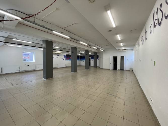 Sludinājumi. Iznomā plašas komerctelpas divos stāvos aktīvā Ziepniekkalna dzīvojamā masīvā!  Piedāvājumā telpas Cena: 2640 EUR/mēn Foto #4