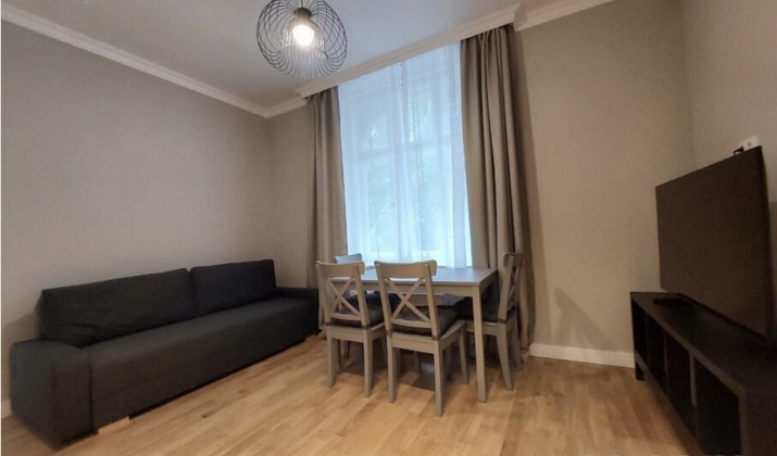 Sludinājumi. Izīrē mājīgu dzīvokli vecrīgā!  Kompakts un gaumīgs dzīvoklis Rīgas vecpilsētā. Dzīvoklis ir Cena: 700 EUR/mēn Foto #2