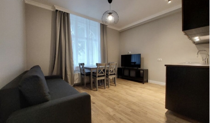 Sludinājumi. Izīrē mājīgu dzīvokli vecrīgā!  Kompakts un gaumīgs dzīvoklis Rīgas vecpilsētā. Dzīvoklis ir Cena: 700 EUR/mēn Foto #1