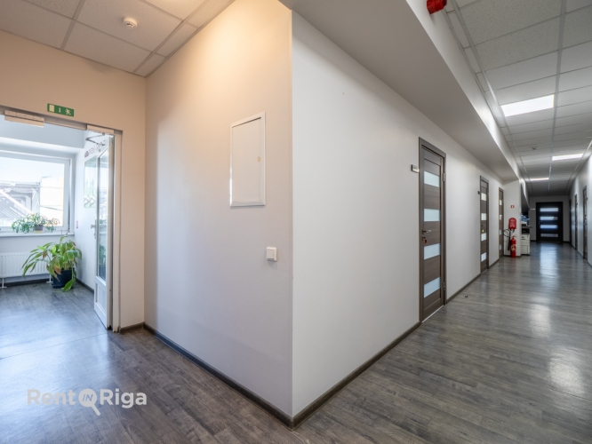 Sludinājumi. Biroja telpas īrei  Cesvaines iela 11A  Piedāvājumā birojs Cesvaines ielā 11A, 2. stāvā.  Galvenā Cena: 110 EUR/mēn Foto #7