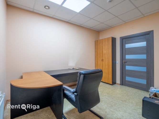 Sludinājumi. Biroja telpas īrei  Cesvaines iela 11A  Piedāvājumā birojs Cesvaines ielā 11A, 2. stāvā.  Galvenā Cena: 64 EUR/mēn Foto #1