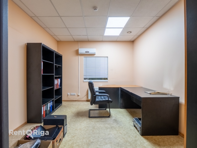 Sludinājumi. Biroja telpas īrei  Cesvaines iela 11A  Piedāvājumā birojs Cesvaines ielā 11A, 2. stāvā.  Galvenā Cena: 64 EUR/mēn Foto #2