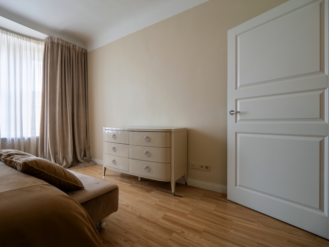 Sludinājumi. Pārdošanā elegants trīs istabu dzīvoklis, arhitekta E.Laubes projektētajā namā Lāčpleša ielā.  Cena: 239000 EUR Foto #4