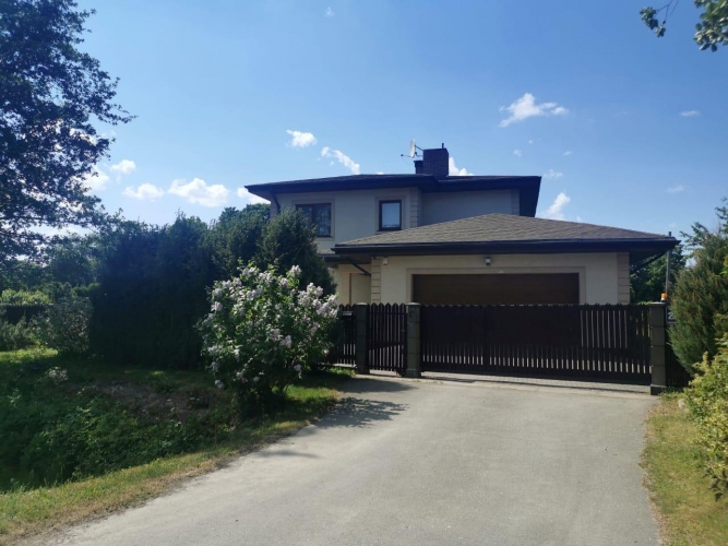 Объявление. Вилла в классическом стиле в Пиньки. Двухэтажный энергоэффективный дом общей площадью 255 м2 + 45 Цена: 450000 EUR Foto #1