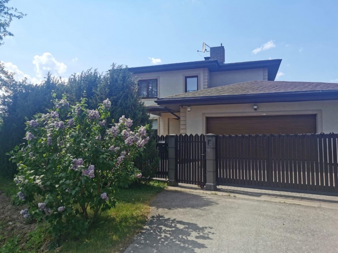 Объявление. Вилла в классическом стиле в Пиньки. Двухэтажный энергоэффективный дом общей площадью 255 м2 + 45 Цена: 450000 EUR Foto #2