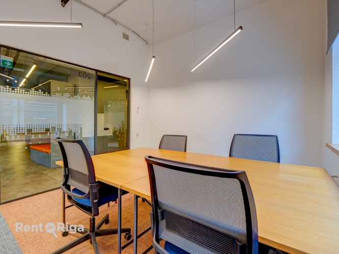 Sludinājumi. Koplietošanas biroji pašā Vecrīgas sirdī  fiksēta cena, maksimāli ieguvumi Iznomājam darba vietas Cena: 1280 EUR/mēn Foto #2