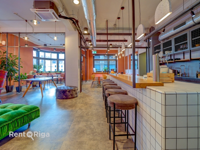 Sludinājumi. Koplietošanas biroji pašā Vecrīgas sirdī  fiksēta cena, maksimāli ieguvumi Iznomājam darba vietas Cena: 1280 EUR/mēn Foto #3