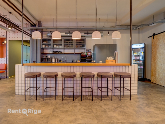 Sludinājumi. Koplietošanas biroji pašā Vecrīgas sirdī  fiksēta cena, maksimāli ieguvumi Iznomājam darba vietas Cena: 1280 EUR/mēn Foto #4