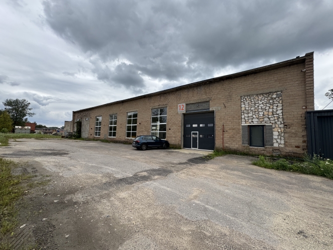 Объявление. Отапливаемые складские / производственные помещения в Елгаве      1-й этаж;      Ровный бетонный Цена: 1944 EUR/мес. Foto #1