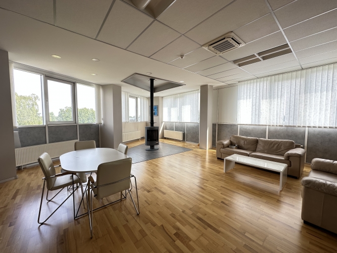 Sludinājumi. Iznomā biroja telpas 2.4. stāvā  mūsdienīgā biroja/tirdzniecības ēkā Dārzciemā.  Piedāvājumā gaišas Cena: 4500 EUR/mēn Foto #7