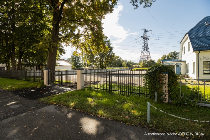 Sludinājumi. Izīrē asfaltētu laukumu Zolitūdē  Zolitūdes iela 53.  Piedāvājumā asfaltēts un iežogots laukums Cena: 1500 EUR/mēn Foto #2