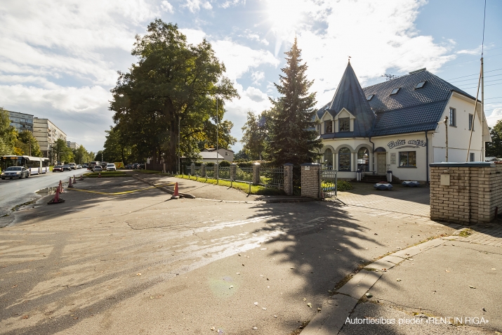 Sludinājumi. Izīrē asfaltētu laukumu Zolitūdē  Zolitūdes iela 53.  Piedāvājumā asfaltēts un iežogots laukums Cena: 1500 EUR/mēn Foto #4