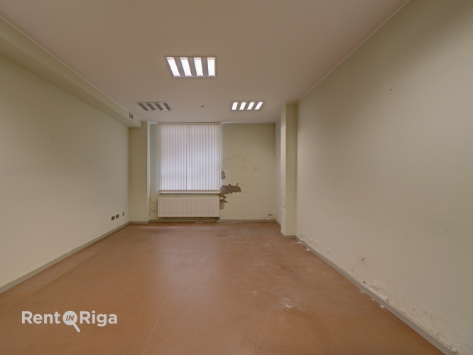 Объявление. Telpas puspagraba stāvā un Baznīcas un Lāčplēša ielu stūra.  Telpu kods 1264 - ārstniecības vai Цена: 1994 EUR/мес. Foto #6