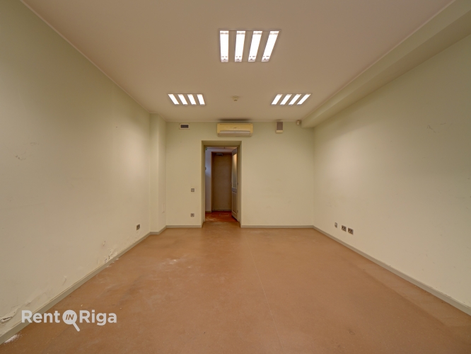 Объявление. Telpas puspagraba stāvā un Baznīcas un Lāčplēša ielu stūra.  Telpu kods 1264 - ārstniecības vai Цена: 1994 EUR/мес. Foto #7