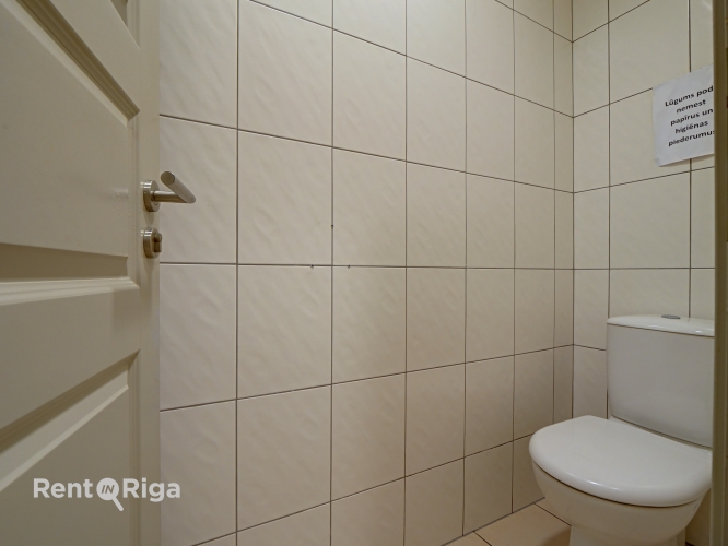 Объявление. Telpas puspagraba stāvā un Baznīcas un Lāčplēša ielu stūra.  Telpu kods 1264 - ārstniecības vai Цена: 1994 EUR/мес. Foto #9