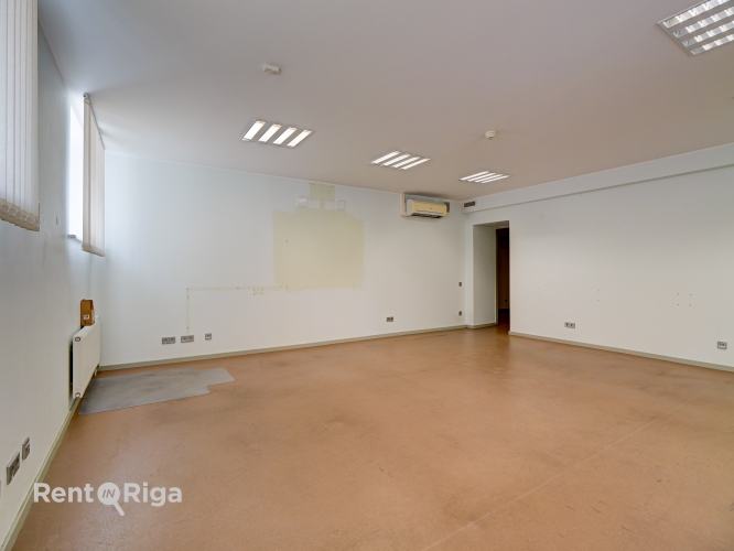 Объявление. Telpas puspagraba stāvā un Baznīcas un Lāčplēša ielu stūra.  Telpu kods 1264 - ārstniecības vai Цена: 1994 EUR/мес. Foto #3