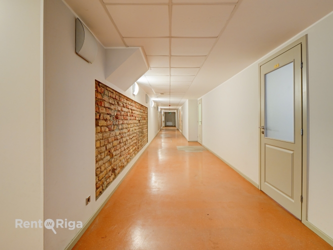 Объявление. Telpas puspagraba stāvā un Baznīcas un Lāčplēša ielu stūra.  Telpu kods 1264 - ārstniecības vai Цена: 1994 EUR/мес. Foto #4