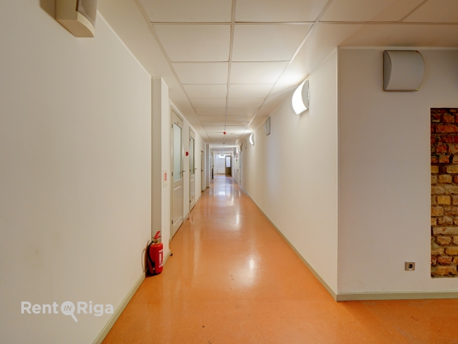 Объявление. Telpas puspagraba stāvā un Baznīcas un Lāčplēša ielu stūra.  Telpu kods 1264 - ārstniecības vai Цена: 1994 EUR/мес. Foto #5