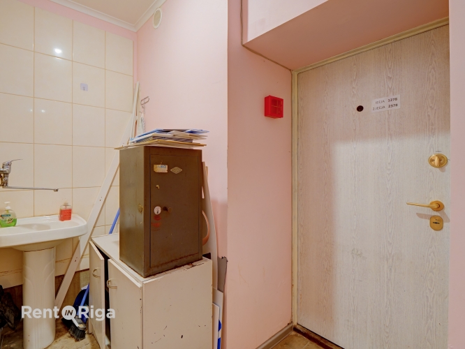 Объявление. Mazas tirdzniecības vai ielas biroja telpas.  Īpašums sastāv no vienas šauras, garas telpas plus Цена: 400 EUR/мес. Foto #8