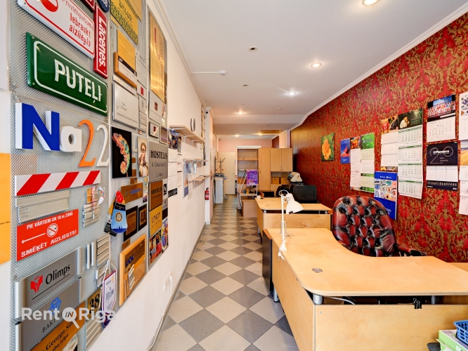 Объявление. Mazas tirdzniecības vai ielas biroja telpas.  Īpašums sastāv no vienas šauras, garas telpas plus Цена: 400 EUR/мес. Foto #3