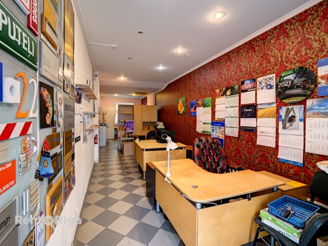 Объявление. Mazas tirdzniecības vai ielas biroja telpas.  Īpašums sastāv no vienas šauras, garas telpas plus Цена: 400 EUR/мес. Foto #4