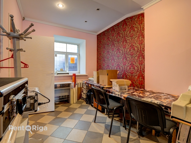 Объявление. Mazas tirdzniecības vai ielas biroja telpas.  Īpašums sastāv no vienas šauras, garas telpas plus Цена: 400 EUR/мес. Foto #5