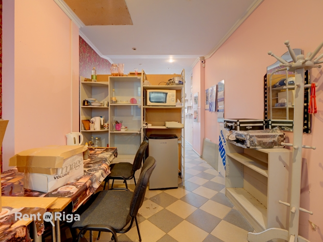 Объявление. Mazas tirdzniecības vai ielas biroja telpas.  Īpašums sastāv no vienas šauras, garas telpas plus Цена: 400 EUR/мес. Foto #6