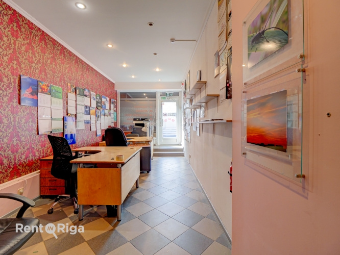 Объявление. Mazas tirdzniecības vai ielas biroja telpas.  Īpašums sastāv no vienas šauras, garas telpas plus Цена: 400 EUR/мес. Foto #1