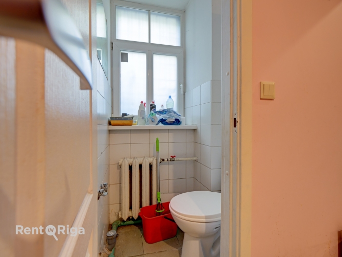 Объявление. Mazas tirdzniecības vai ielas biroja telpas.  Īpašums sastāv no vienas šauras, garas telpas plus Цена: 400 EUR/мес. Foto #9