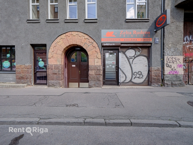 Объявление. Mazas tirdzniecības vai ielas biroja telpas.  Īpašums sastāv no vienas šauras, garas telpas plus Цена: 400 EUR/мес. Foto #2