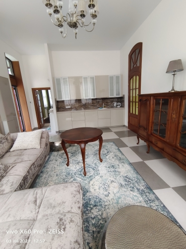 Sludinājumi. Ilgtermiņa īrei pieejams silts un saulains dzīvoklis privātmājā- ar atsevišķu ieeju.   Dzīvoklis ir Cena: 700 EUR/mēn Foto #2