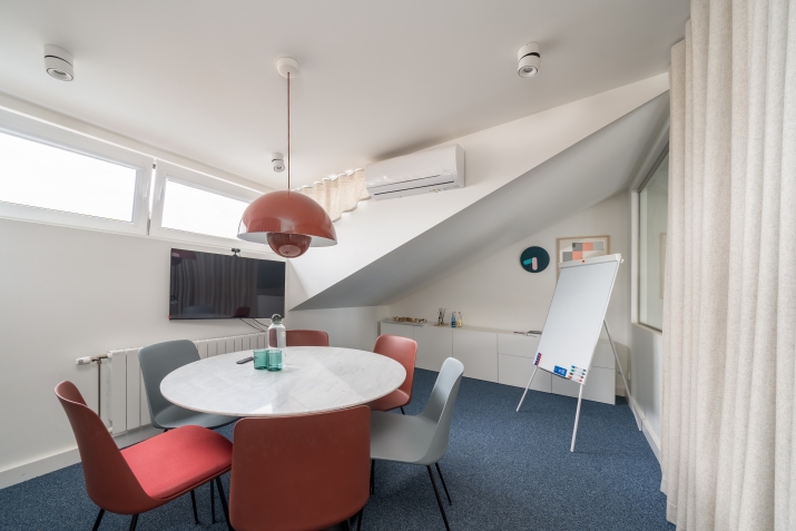 Объявление. Светлый офис в мансарде в отреставрированном здании, в самом центре столицы. Он состоит из 4 Цена: 349000 EUR Foto #9