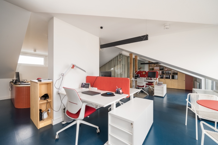 Объявление. Светлый офис в мансарде в отреставрированном здании, в самом центре столицы. Он состоит из 4 Цена: 349000 EUR Foto #2