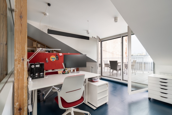 Объявление. Светлый офис в мансарде в отреставрированном здании, в самом центре столицы. Он состоит из 4 Цена: 349000 EUR Foto #3