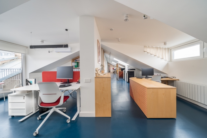 Объявление. Светлый офис в мансарде в отреставрированном здании, в самом центре столицы. Он состоит из 4 Цена: 349000 EUR Foto #8