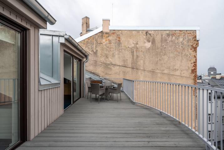 Объявление. Светлый офис в мансарде в отреставрированном здании, в самом центре столицы. Он состоит из 4 Цена: 349000 EUR Foto #4