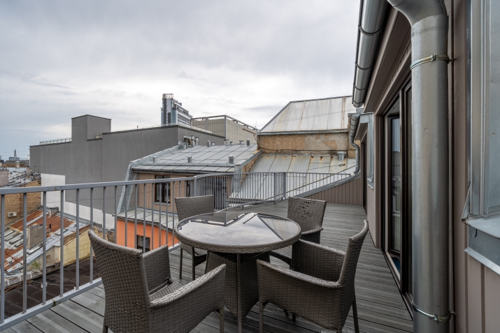 Объявление. Светлый офис в мансарде в отреставрированном здании, в самом центре столицы. Он состоит из 4 Цена: 349000 EUR Foto #5