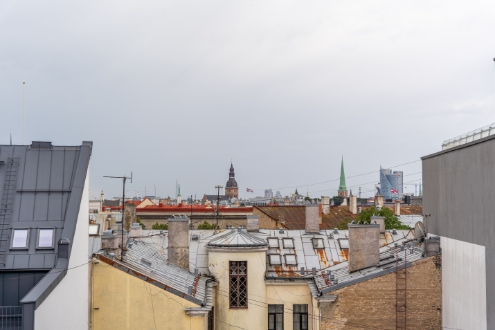 Объявление. Светлый офис в мансарде в отреставрированном здании, в самом центре столицы. Он состоит из 4 Цена: 349000 EUR Foto #6