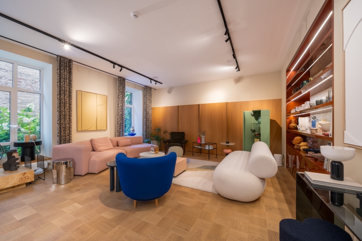 Объявление. Офис  открытой планировки, в реновированном здании с ухоженным внутреннем двором. Имеются два Цена: 345000 EUR Foto #1