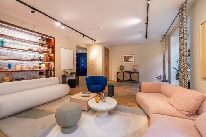 Объявление. Офис  открытой планировки, в реновированном здании с ухоженным внутреннем двором. Имеются два Цена: 345000 EUR Foto #2