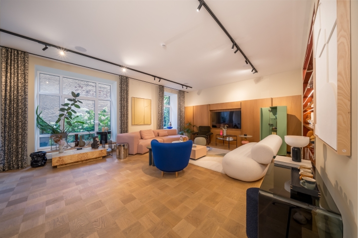 Объявление. Офис  открытой планировки, в реновированном здании с ухоженным внутреннем двором. Имеются два Цена: 345000 EUR Foto #4