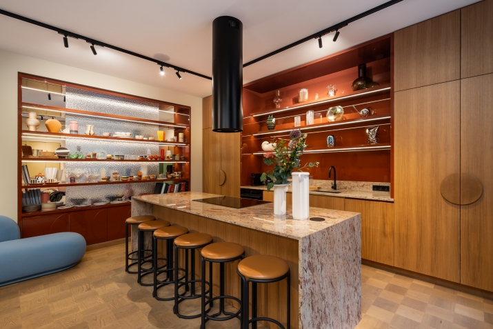 Объявление. Офис  открытой планировки, в реновированном здании с ухоженным внутреннем двором. Имеются два Цена: 345000 EUR Foto #8