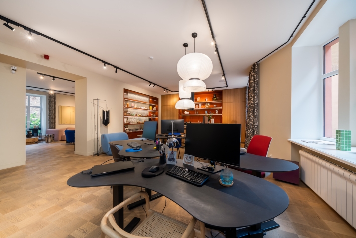 Объявление. Офис  открытой планировки, в реновированном здании с ухоженным внутреннем двором. Имеются два Цена: 345000 EUR Foto #5