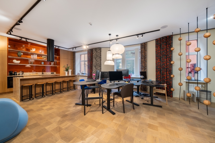 Объявление. Офис  открытой планировки, в реновированном здании с ухоженным внутреннем двором. Имеются два Цена: 345000 EUR Foto #6